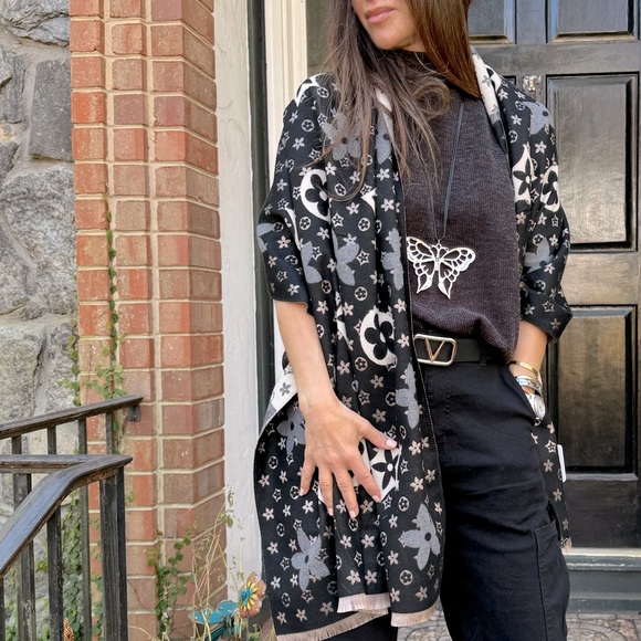 Chic Reversible Shawl Scarf - Picture 2 of 5